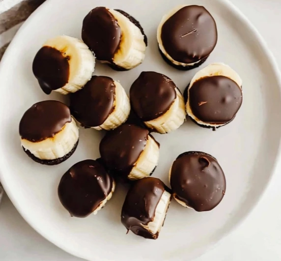 Peanut butter desserts with chocolate and banana slices
